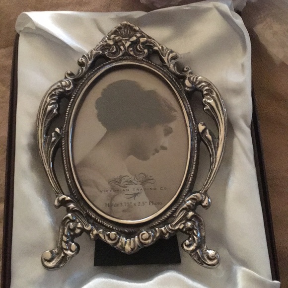 NWT - Set of Two Victorian Style Frames 3.75x2.5 - Picture 2 of 9